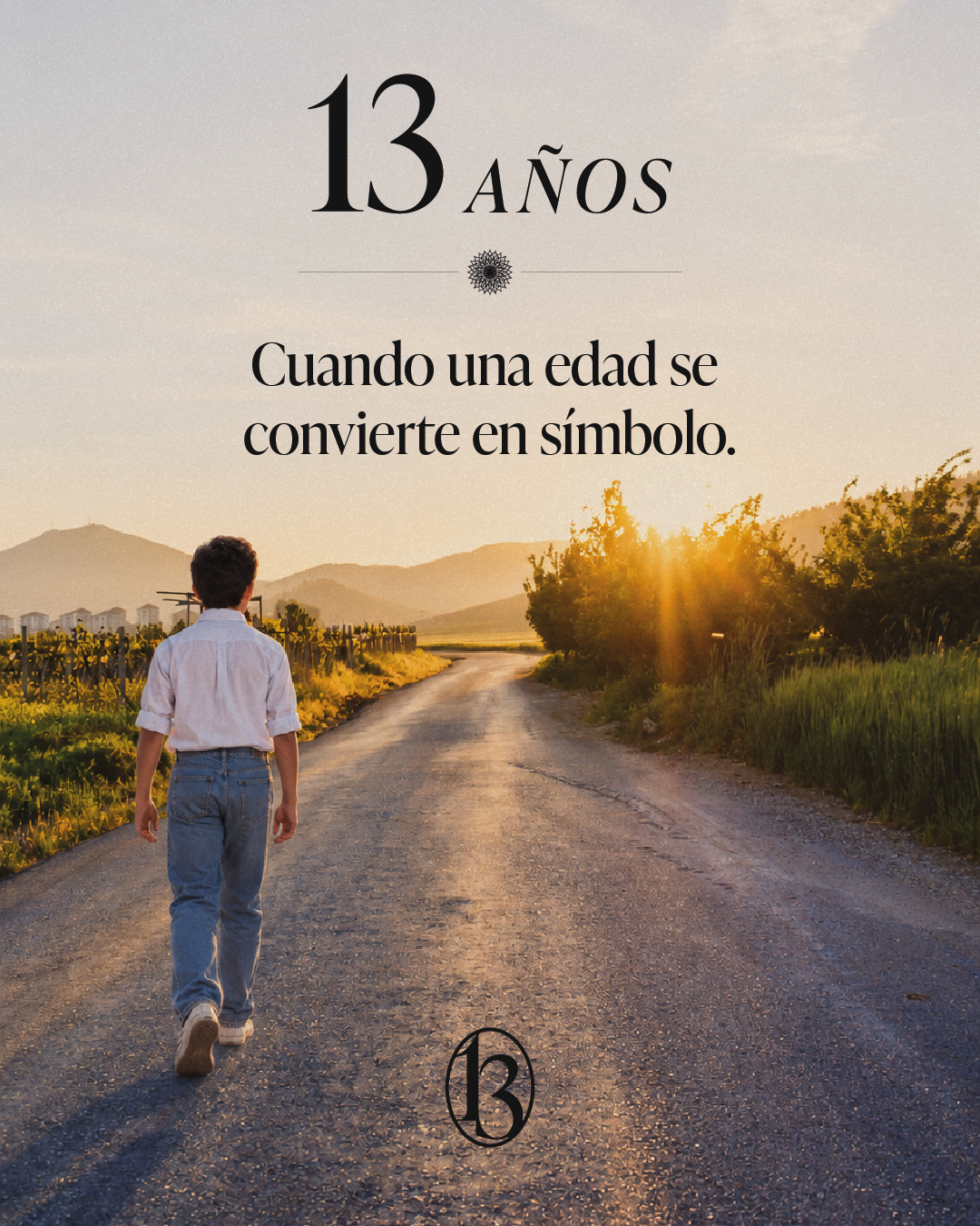 Un joven recorre un camino al atardecer bajo la frase «13 años: cuando una edad se convierte en símbolo».