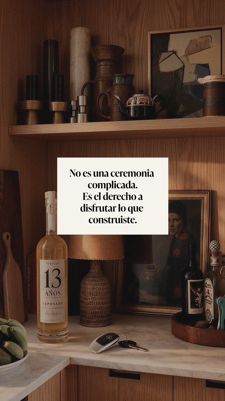 Tequila 13 Años en un espacio íntimo, junto a la frase sobre disfrutar lo construido